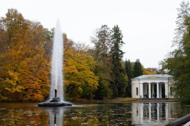 Uman, Ukrayna - 14 Ekim 2021: Uman 'daki Sofievsky botanik bahçesi veya Sofiyivsky Parkı, bulutlu bir sonbahar gününde