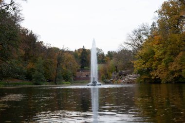 Güneşli bir sonbahar gününde Uman, Ukrayna 'daki Sofiyivskyi Parkı' ndaki Sofievsky bahçesindeki yılan çeşmesi.