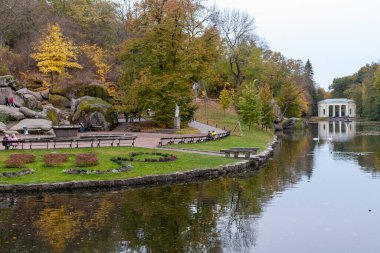 Uman, Ukrayna - 14 Ekim 2021: Uman 'daki Sofievsky botanik bahçesi veya Sofiyivsky Parkı, bulutlu bir sonbahar gününde