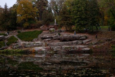 Uman, Ukrayna - 14 Ekim 2021: Uman 'daki Sofievsky botanik bahçesi veya Sofiyivsky Parkı, bulutlu bir sonbahar gününde