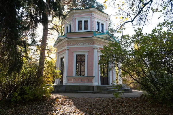Szcenírozott Kilátás Rózsaszín Pavilon Sziget Circe Sofiyivka Park Uman Ukrajna — Stock Fotó