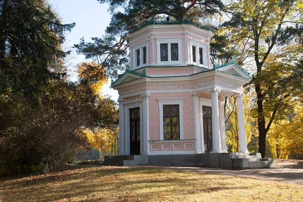 Vista Panorámica Del Pabellón Rosa Isla Circe Parque Sofiyivka Uman —  Fotos de Stock