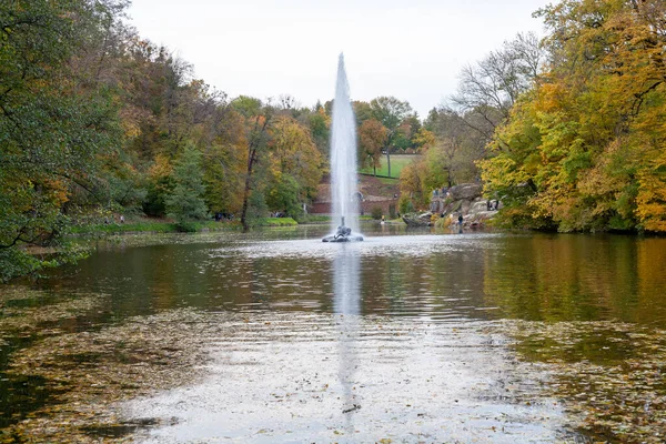 ウクライナのウマンにあるSofievsky ArboertumまたはSofiyivskyi Parkのヘビ噴水は 晴れた秋の日に — ストック写真