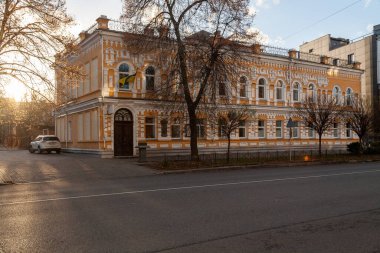 Cherkasy, Ukrayna - 20 Kasım 2021: Cherkasy şehir merkezinde tarihi bina