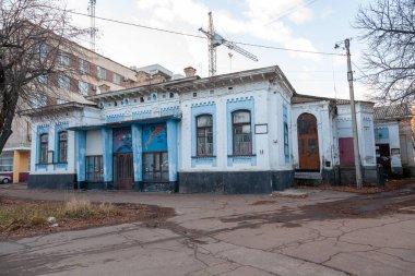 Cherkasy, Ukrayna - 20 Kasım 2021: Cherkasy şehir merkezinde tarihi bina