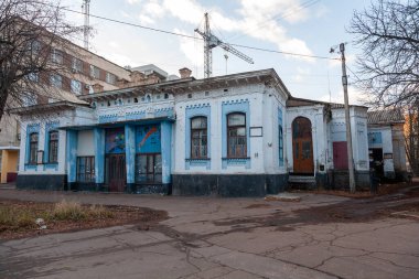 Cherkasy, Ukrayna - 20 Kasım 2021: Cherkasy şehir merkezinde tarihi bina