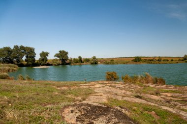 Kaskady Tract, yerel öneme sahip jeolojik doğa abidesi Buki Nehri 'nde (Malovyskivskyy bölgesi, Kirovohrad bölgesi) yer almaktadır. Toplam 2,5 hektarlık bir alan (6 dönüm)).