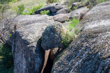 Kaskady Tract, yerel öneme sahip jeolojik doğa abidesi Buki Nehri 'nde (Malovyskivskyy bölgesi, Kirovohrad bölgesi) yer almaktadır. Toplam 2,5 hektarlık bir alan (6 dönüm)).
