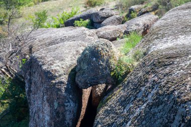 Kaskady Tract, yerel öneme sahip jeolojik doğa abidesi Buki Nehri 'nde (Malovyskivskyy bölgesi, Kirovohrad bölgesi) yer almaktadır. Toplam 2,5 hektarlık bir alan (6 dönüm)).