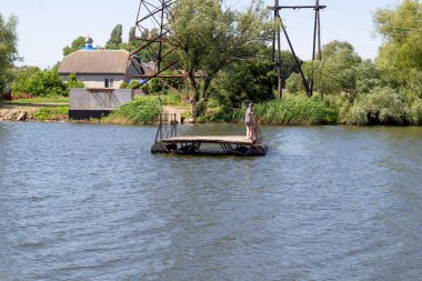 Pryiutivka, Oleksandriya, Ukrayna - 19 Ağustos 2022: Ingulets Nehri 'ni feribotla geçmek