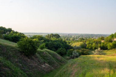 Kremenchuk şehrinin yakınlarındaki yeşil tepeler