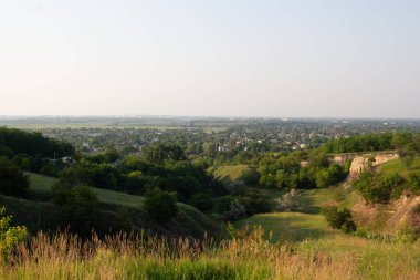 Kremenchuk şehrinin yakınlarındaki yeşil tepeler