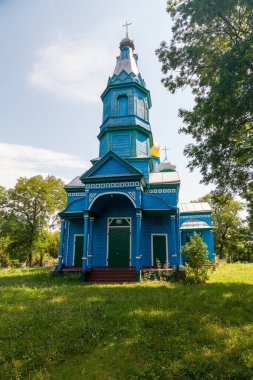 Zhabotyn, Cherkasy bölgesi, Ukrayna - 17 Haziran 2022: Köyün merkezinde eski ahşap kilise 
