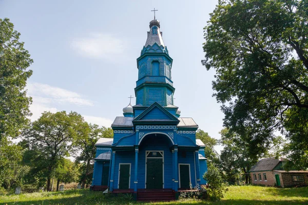 ウクライナ チェルカシー州ザボティン2022年6月17日村の中心部にある古い木造教会 — ストック写真