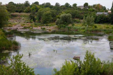 Korsun 'un Shevchenkivs' kyi, Cherkasy Oblastı, Ukrayna 'daki Ros nehrinin granit kıyıları