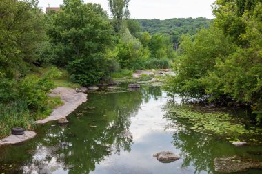Korsun 'un Shevchenkivs' kyi, Cherkasy Oblastı, Ukrayna 'daki Ros nehrinin granit kıyıları