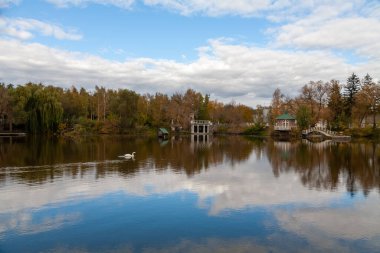 Ivan 'ky, Cherkasy bölgesi, Ukrayna - 13 Ekim 2022: İvan' ky köyünde Uman 'daki Sofiivka parkına benzeyen güzel bir park