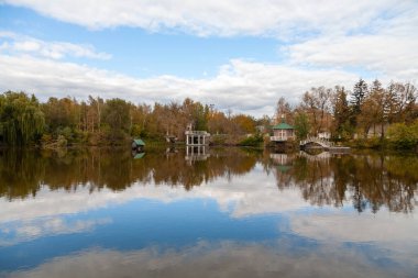 Ivan 'ky, Cherkasy bölgesi, Ukrayna - 13 Ekim 2022: İvan' ky köyünde Uman 'daki Sofiivka parkına benzeyen güzel bir park