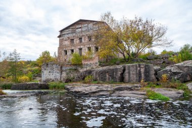 Girskyi Tikych Nehri 'ndeki güzel granit kayalar, Buky, Cherkasy bölgesi, Ukrayna