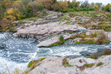 Girskyi Tikych Nehri 'ndeki güzel granit kayalar, Buky, Cherkasy bölgesi, Ukrayna