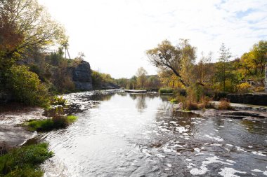 Girskyi Tikych Nehri 'ndeki güzel granit kayalar, Buky, Cherkasy bölgesi, Ukrayna