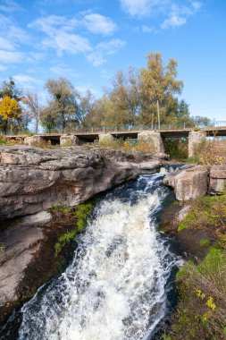 Girskyi Tikych Nehri 'ndeki güzel granit kayalar, Buky, Cherkasy bölgesi, Ukrayna