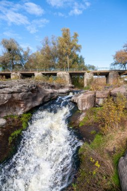 Girskyi Tikych Nehri 'ndeki güzel granit kayalar, Buky, Cherkasy bölgesi, Ukrayna