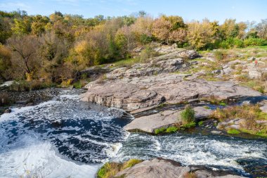Girskyi Tikych Nehri 'ndeki güzel granit kayalar, Buky, Cherkasy bölgesi, Ukrayna