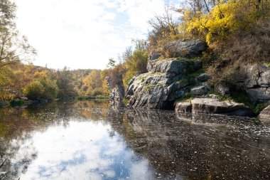 Girskyi Tikych Nehri 'ndeki güzel granit kayalar, Buky, Cherkasy bölgesi, Ukrayna