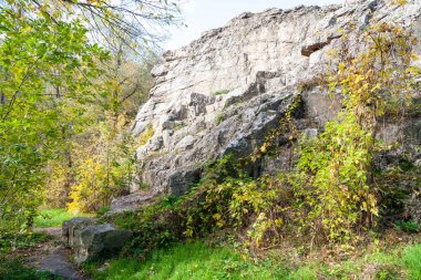 Girskyi Tikych Nehri 'ndeki güzel granit kayalar, Buky, Cherkasy bölgesi, Ukrayna