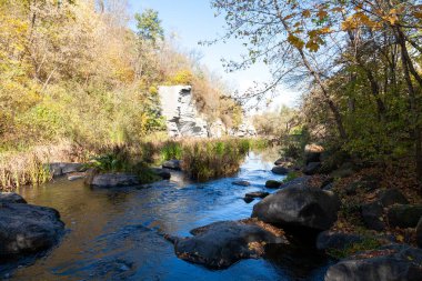 Girskyi Tikych Nehri 'ndeki güzel granit kayalar, Buky, Cherkasy bölgesi, Ukrayna