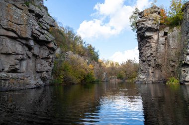 Girskyi Tikych Nehri 'ndeki güzel granit kayalar, Buky, Cherkasy bölgesi, Ukrayna