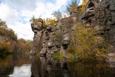 Girskyi Tikych Nehri 'ndeki güzel granit kayalar, Buky, Cherkasy bölgesi, Ukrayna