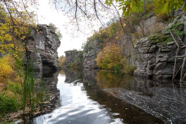 Girskyi Tikych Nehri 'ndeki güzel granit kayalar, Buky, Cherkasy bölgesi, Ukrayna