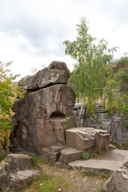 Girskyi Tikych Nehri 'ndeki güzel granit kayalar, Buky, Cherkasy bölgesi, Ukrayna
