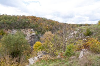 Girskyi Tikych Nehri 'ndeki güzel granit kayalar, Buky, Cherkasy bölgesi, Ukrayna