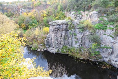 Girskyi Tikych Nehri 'ndeki güzel granit kayalar, Buky, Cherkasy bölgesi, Ukrayna
