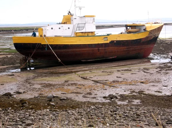 Bateau noir et jaune — Photo