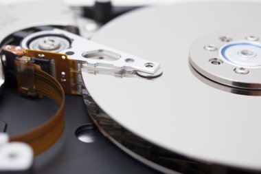 açılan sabit disk sürücüsü, veri kaydetme yakın çekim.