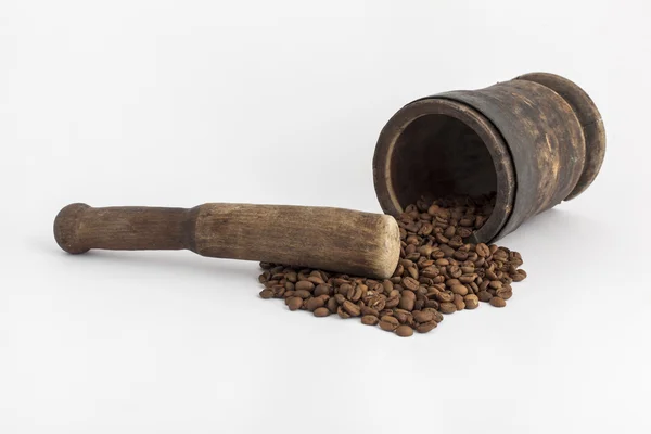 Mortero y mortero con semillas de café — Foto de Stock