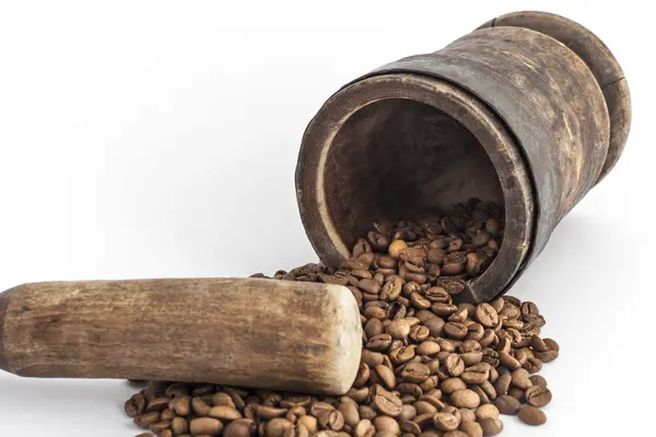 Moździerz i tłuczek z nasion kawy — Zdjęcie stockowe