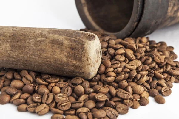 Mortero y mortero con semillas de café — Foto de Stock