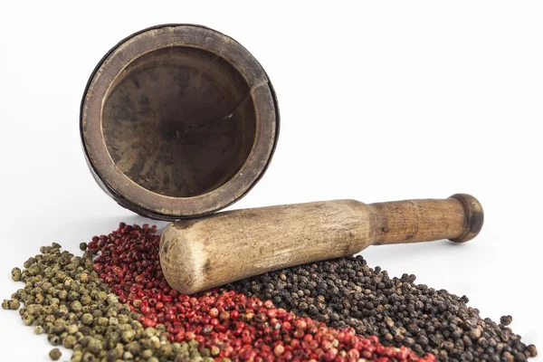 Mortaio e pestello con semi di pepe — Foto Stock