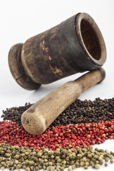 Mortaio e pestello con semi di pepe — Foto Stock