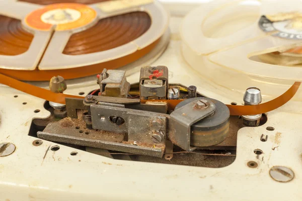 Старовинний старий портативний магнітофон — стокове фото