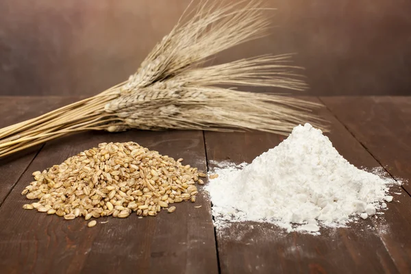 Wheat, plant seeds and flour — Stock Photo, Image