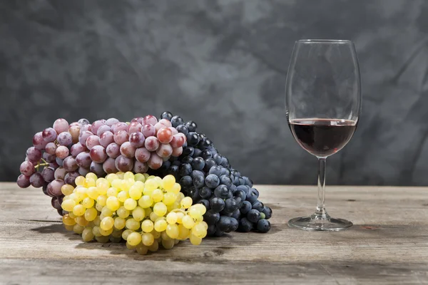 Red wine and grapes — Stock Photo, Image