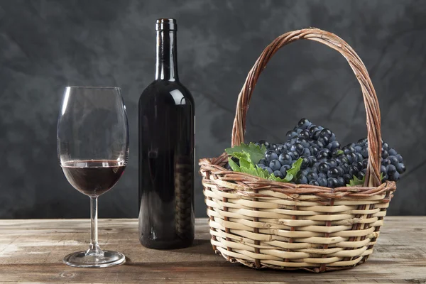 Rode wijn met druiven — Stockfoto