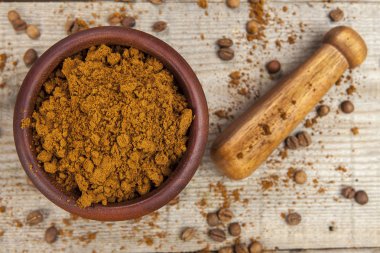 harç ve havaneli ile kahverengi kahve