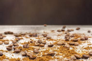 ahşap zemin üzerinde kahverengi kahve çekirdekleri